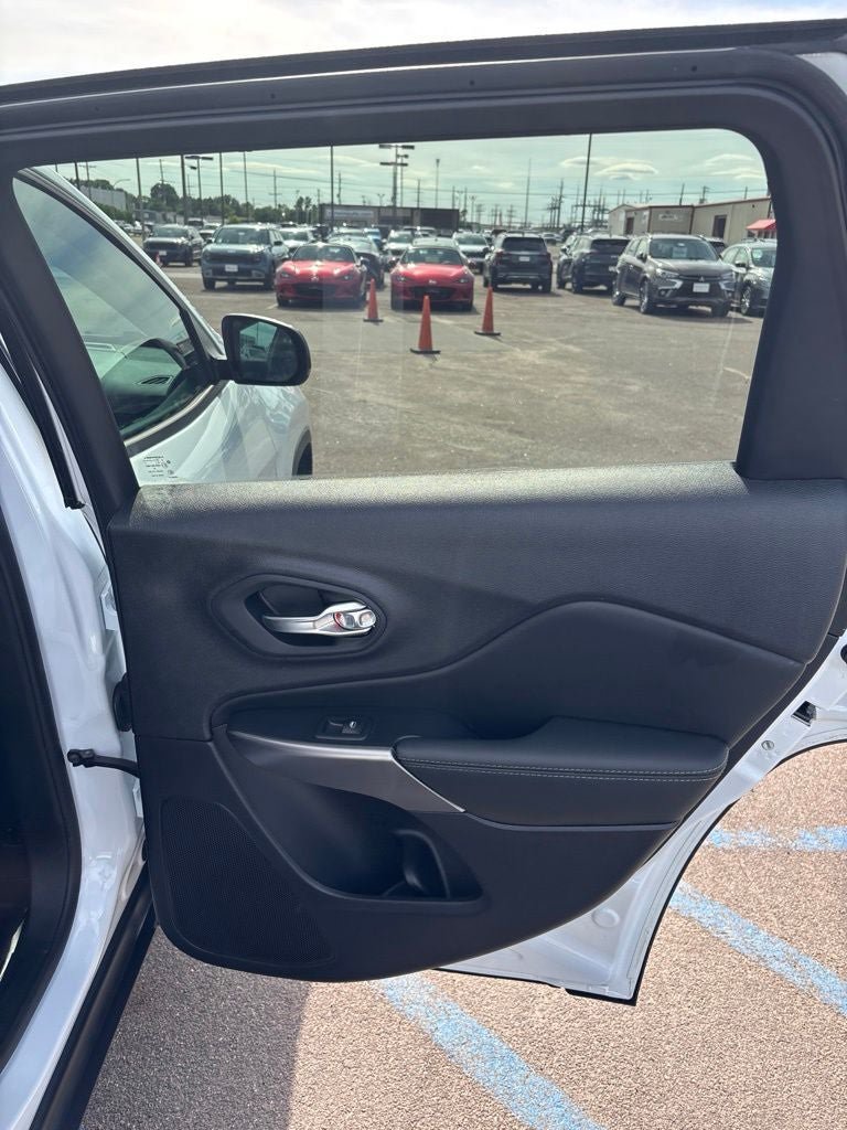 Used 2022 Jeep Cherokee Limited AWD/4WD image 28