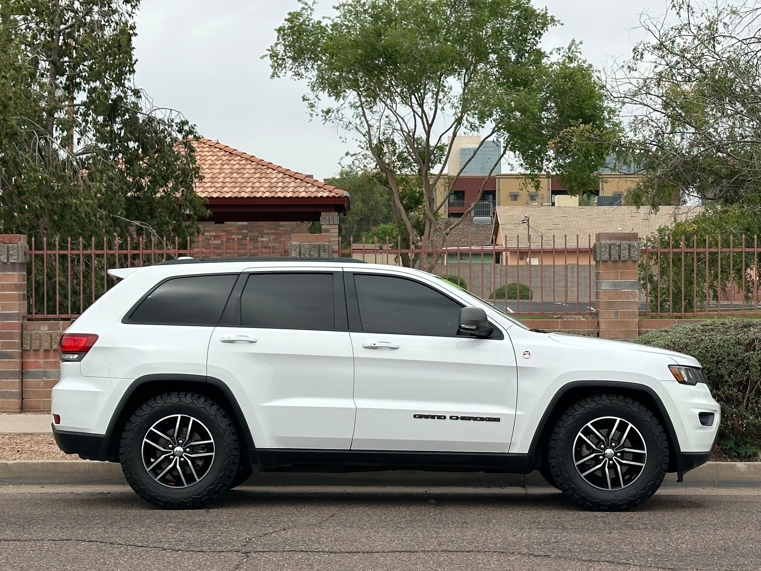 Used 2018 Jeep Grand Cherokee Trailhawk AWD/4WD image 9