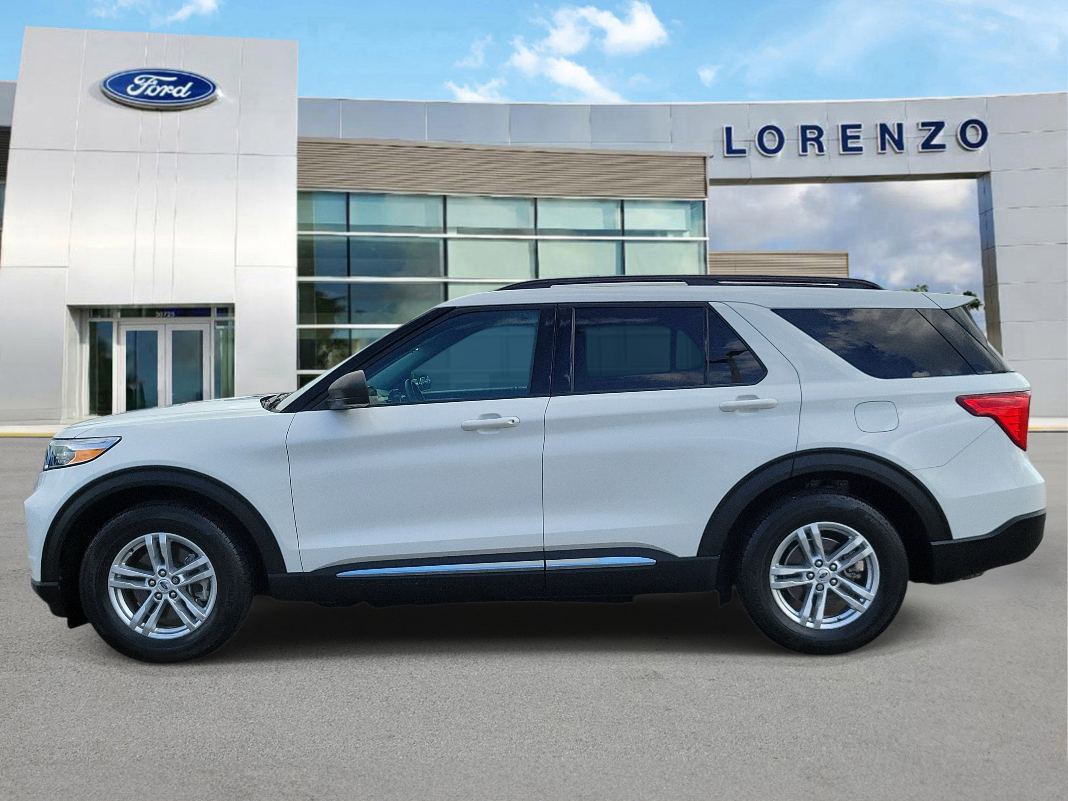 Used 2024 Ford Explorer XLT RWD image 8