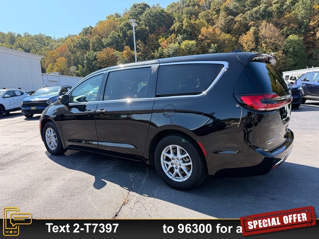 Used 2024 Chrysler Pacifica Touring-L image 7