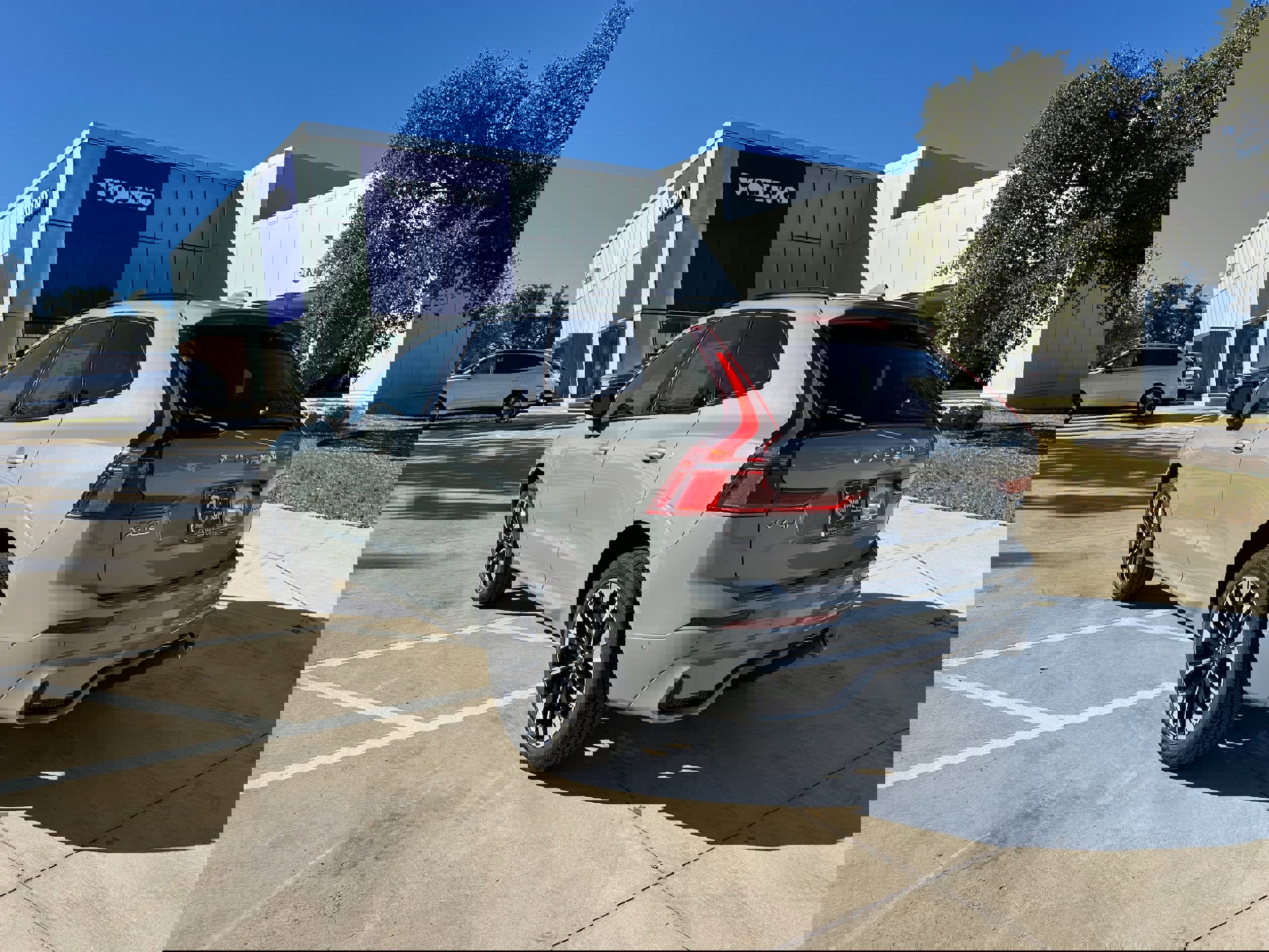 New 2026 Volvo XC60 B5 Plus w/ Protection Package Premier image 4