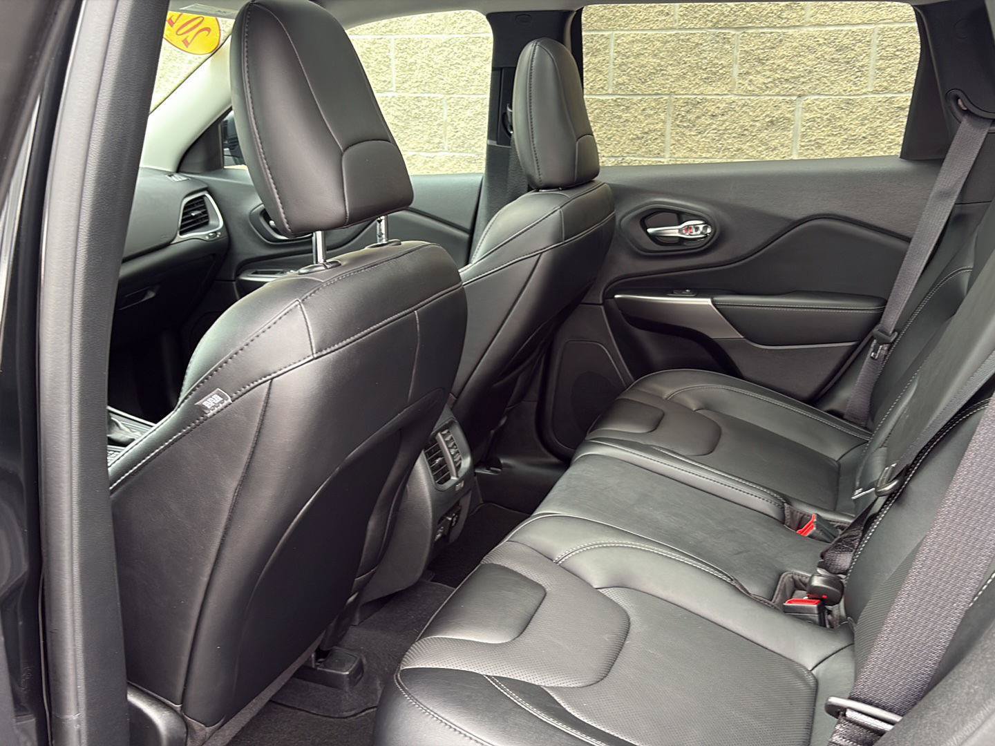 Used 2022 Jeep Cherokee Latitude Lux w/ Sun & Sound Group AWD/4WD image 31