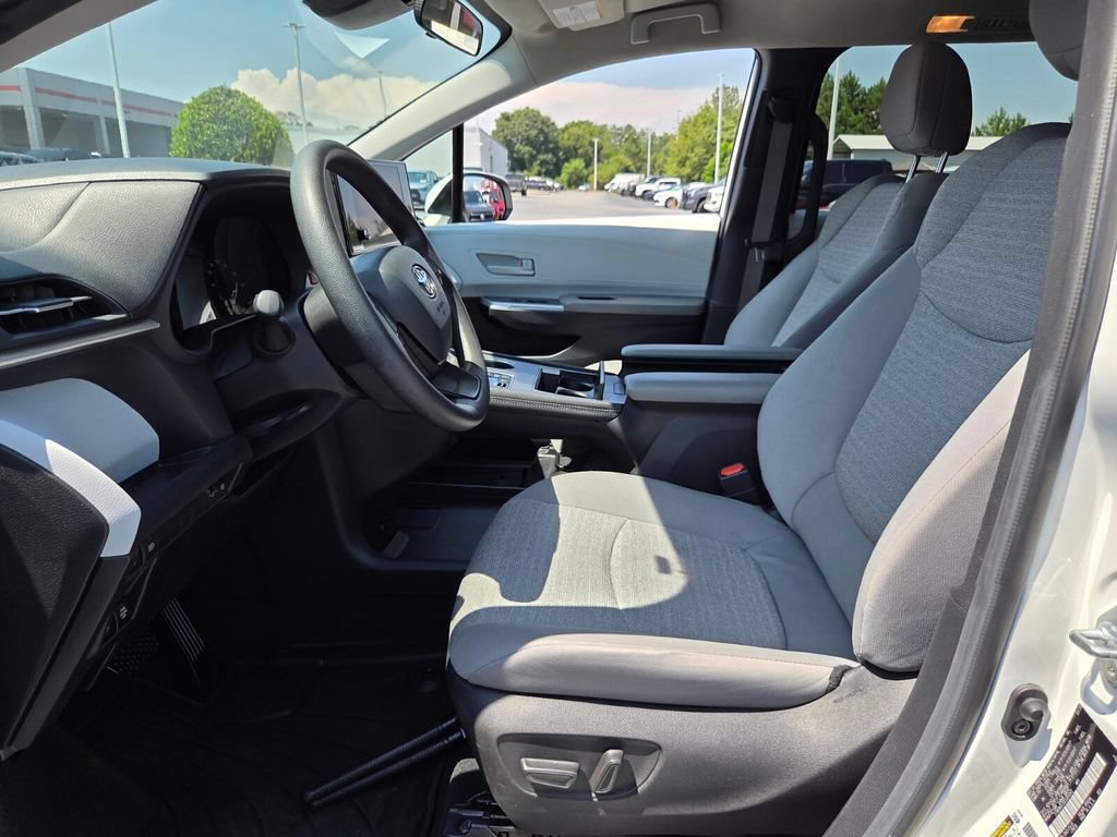 Certified 2025 Toyota Sienna LE FWD image 5