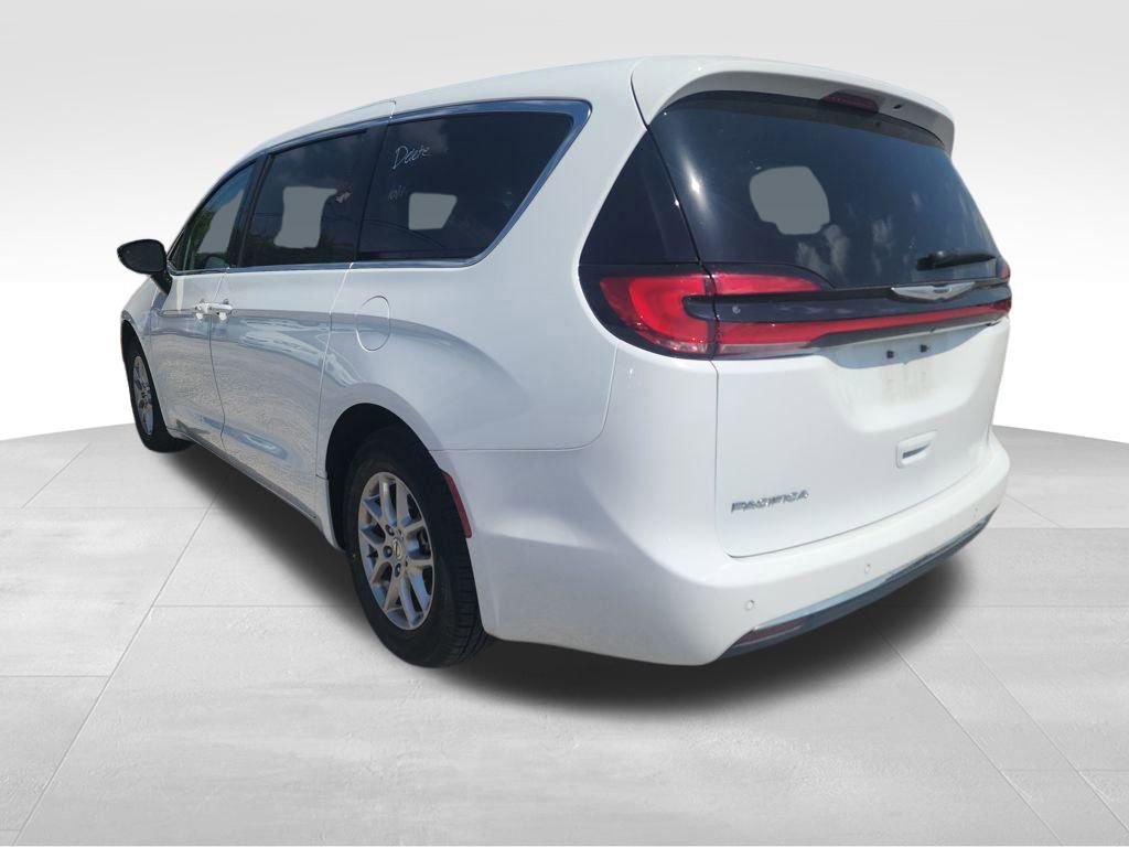 Used 2024 Chrysler Pacifica Touring-L image 6