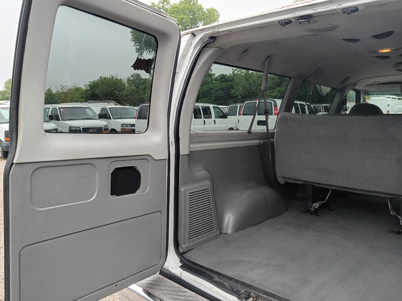 Used 2003 Ford E-150 and Econoline 150 Wagon RWD image 24