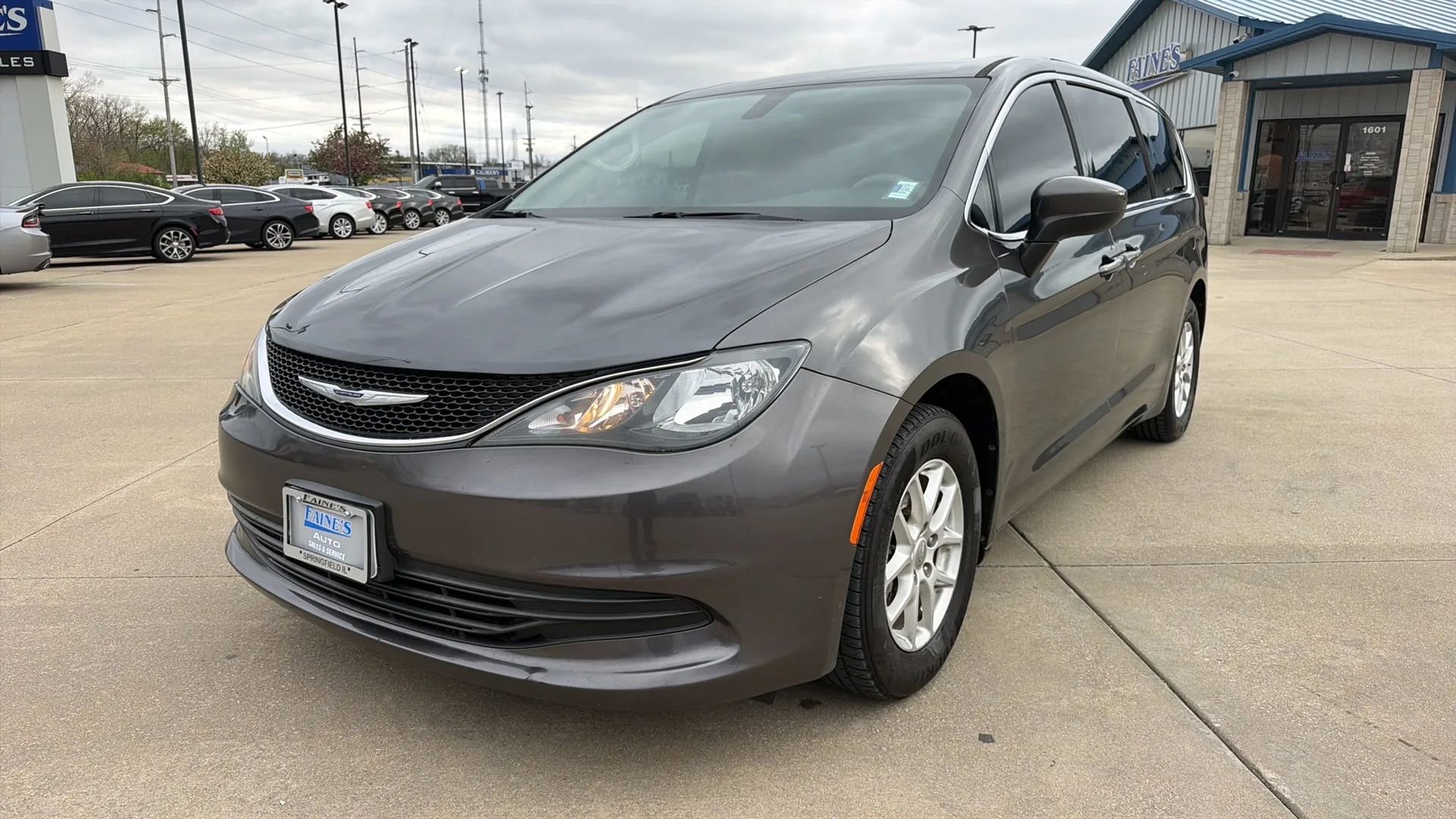 Used 2017 Chrysler Pacifica Touring image 3