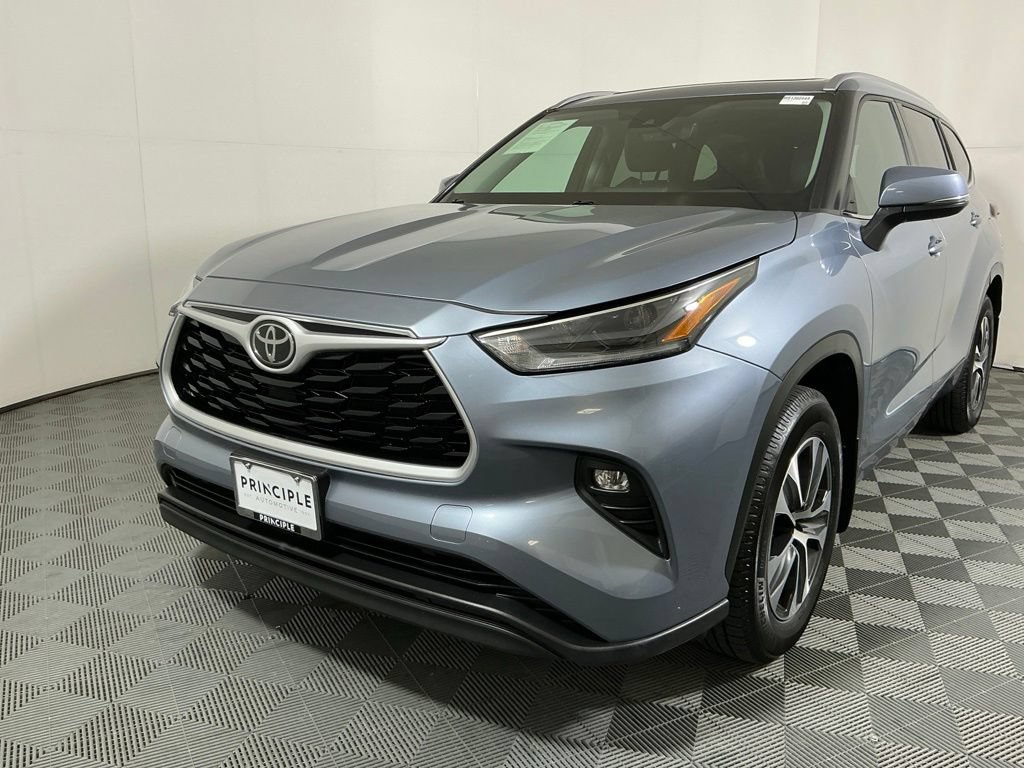 Used 2021 Toyota Highlander XLE AWD/4WD image 2