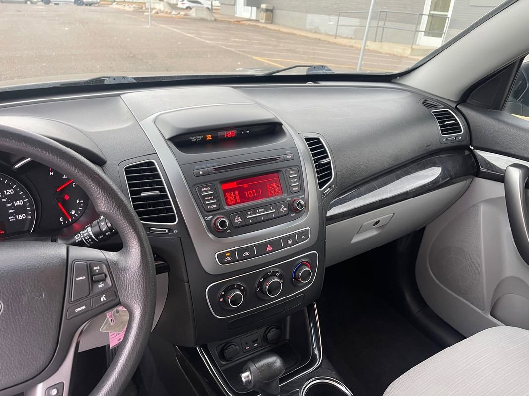 Used 2015 Kia Sorento LX image 32