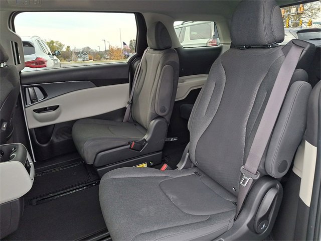 Used 2024 Kia Carnival LX image 11