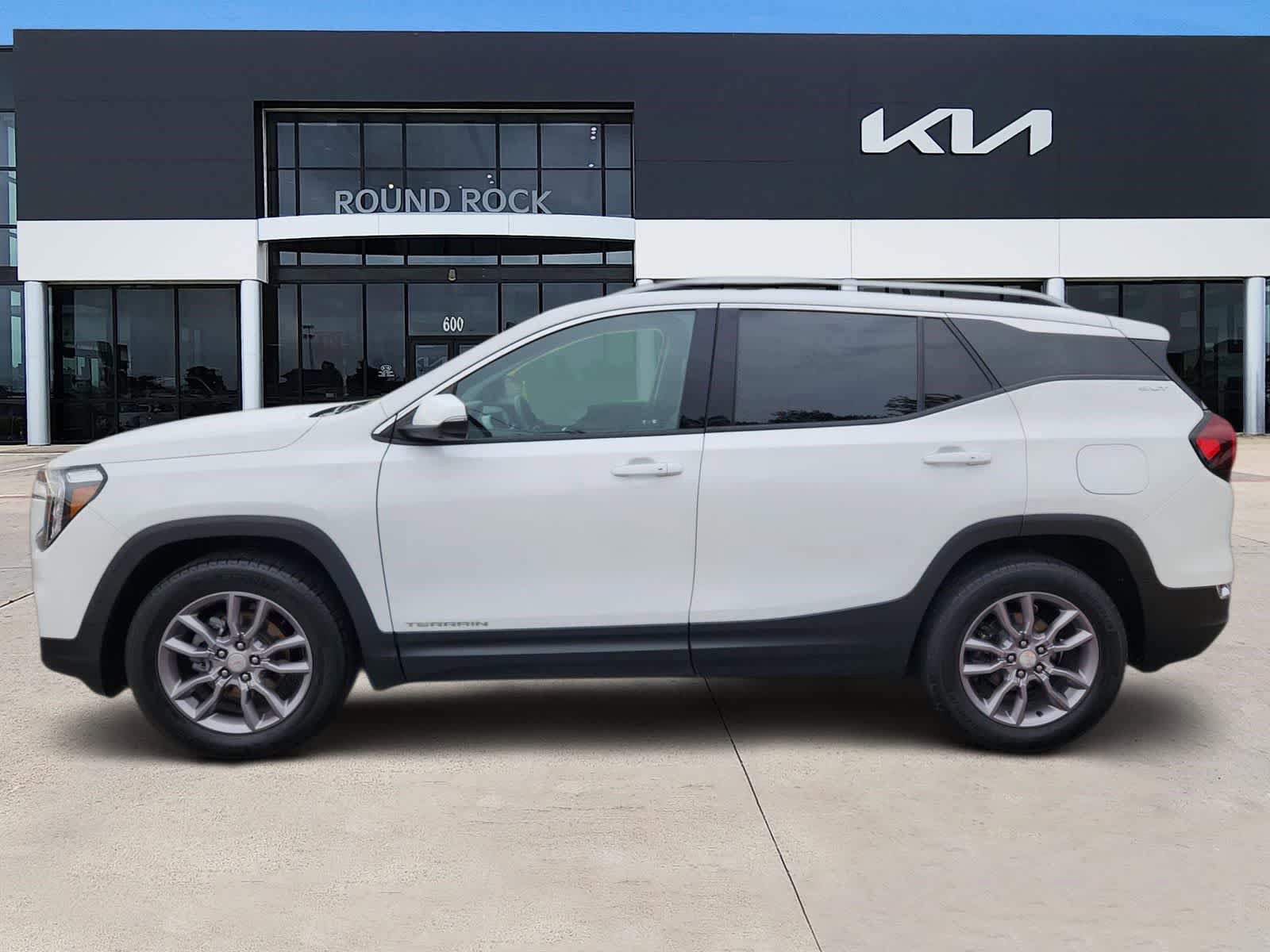 Used 2022 GMC Terrain SLT w/ Tech Package FWD image 4