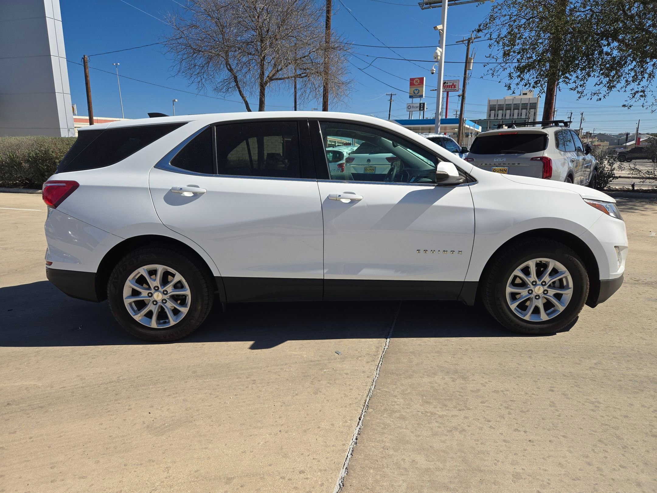 Used 2019 Chevrolet Equinox LT image 2