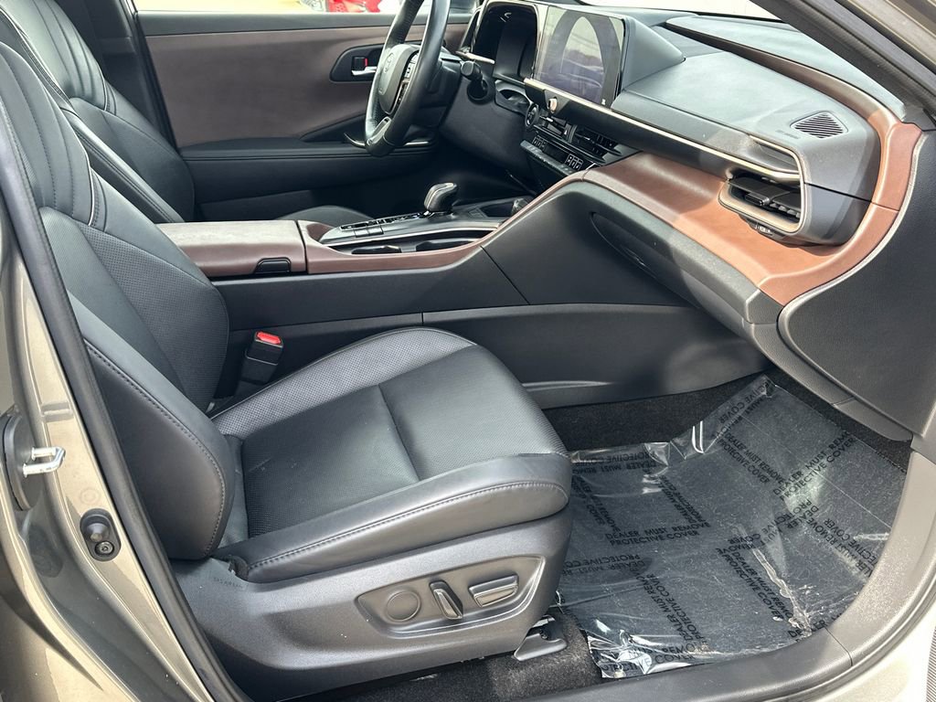 Used 2023 Toyota Crown Limited image 8