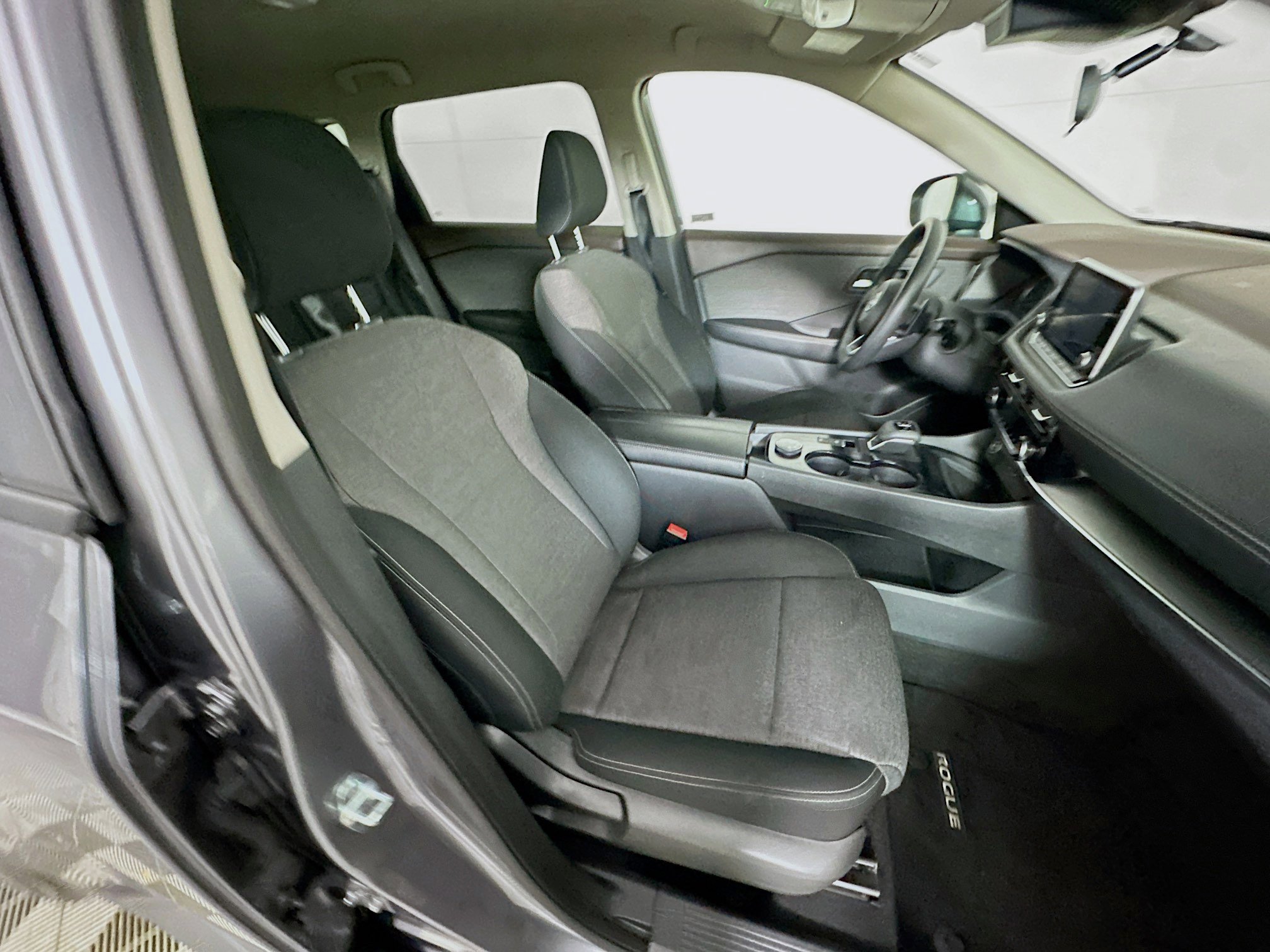 Used 2023 Nissan Rogue SV image 29