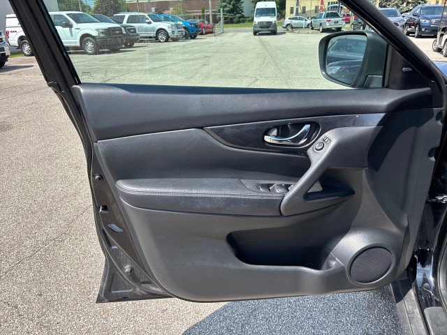 Used 2017 Nissan Rogue SV w/ Midnight Edition image 9