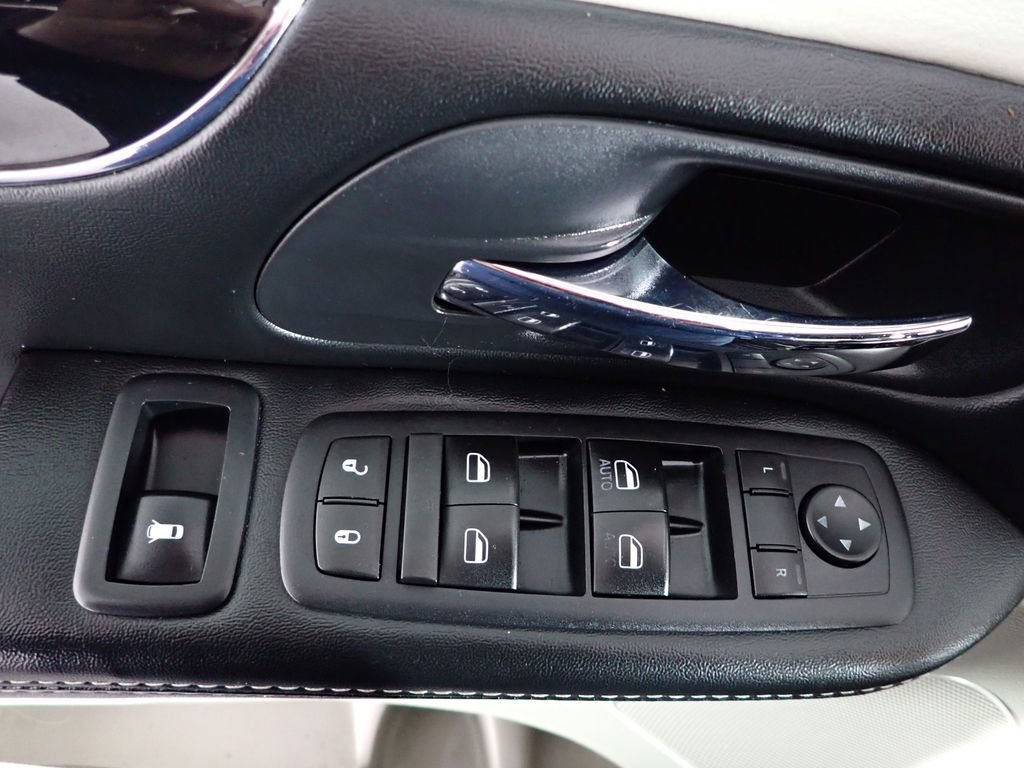 Used 2017 Dodge Grand Caravan SXT image 25
