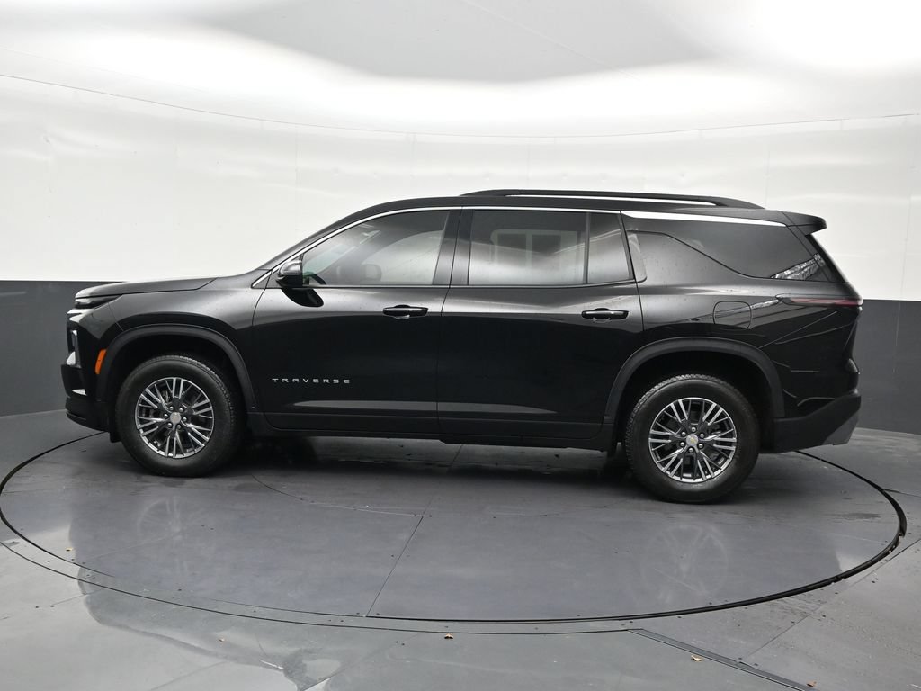Used 2026 Chevrolet Traverse LT FWD image 2