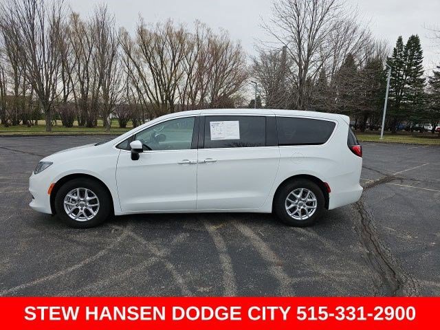 Used 2023 Chrysler Voyager LX image 1