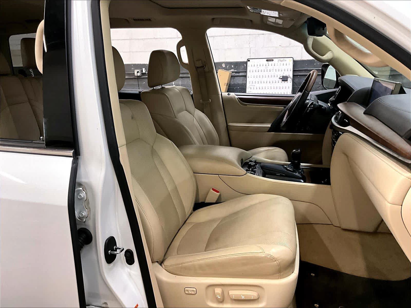 Used 2019 Lexus LX 570 4WD w/ Luxury Package image 11