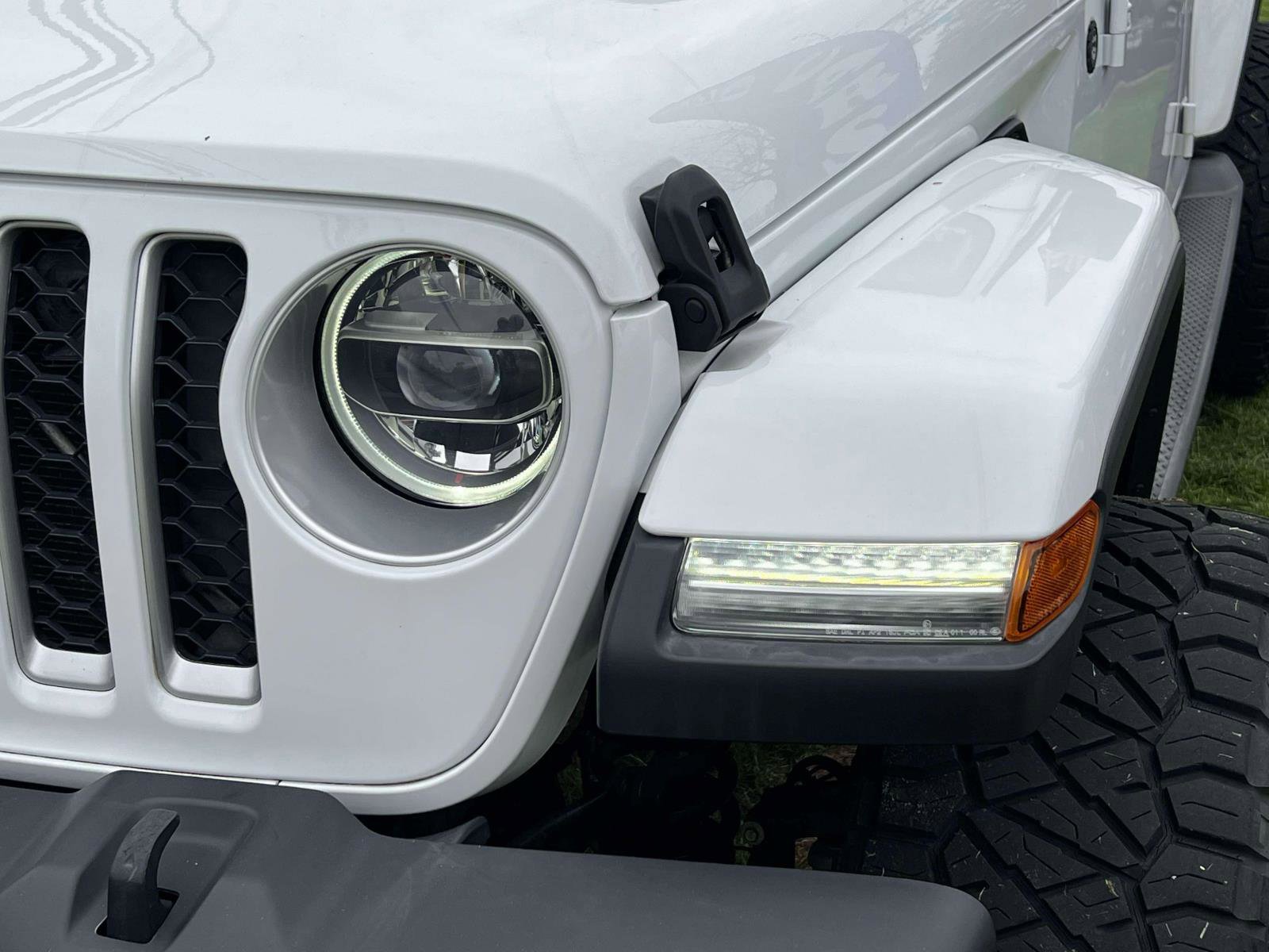Used 2020 Jeep Gladiator Overland AWD/4WD image 6