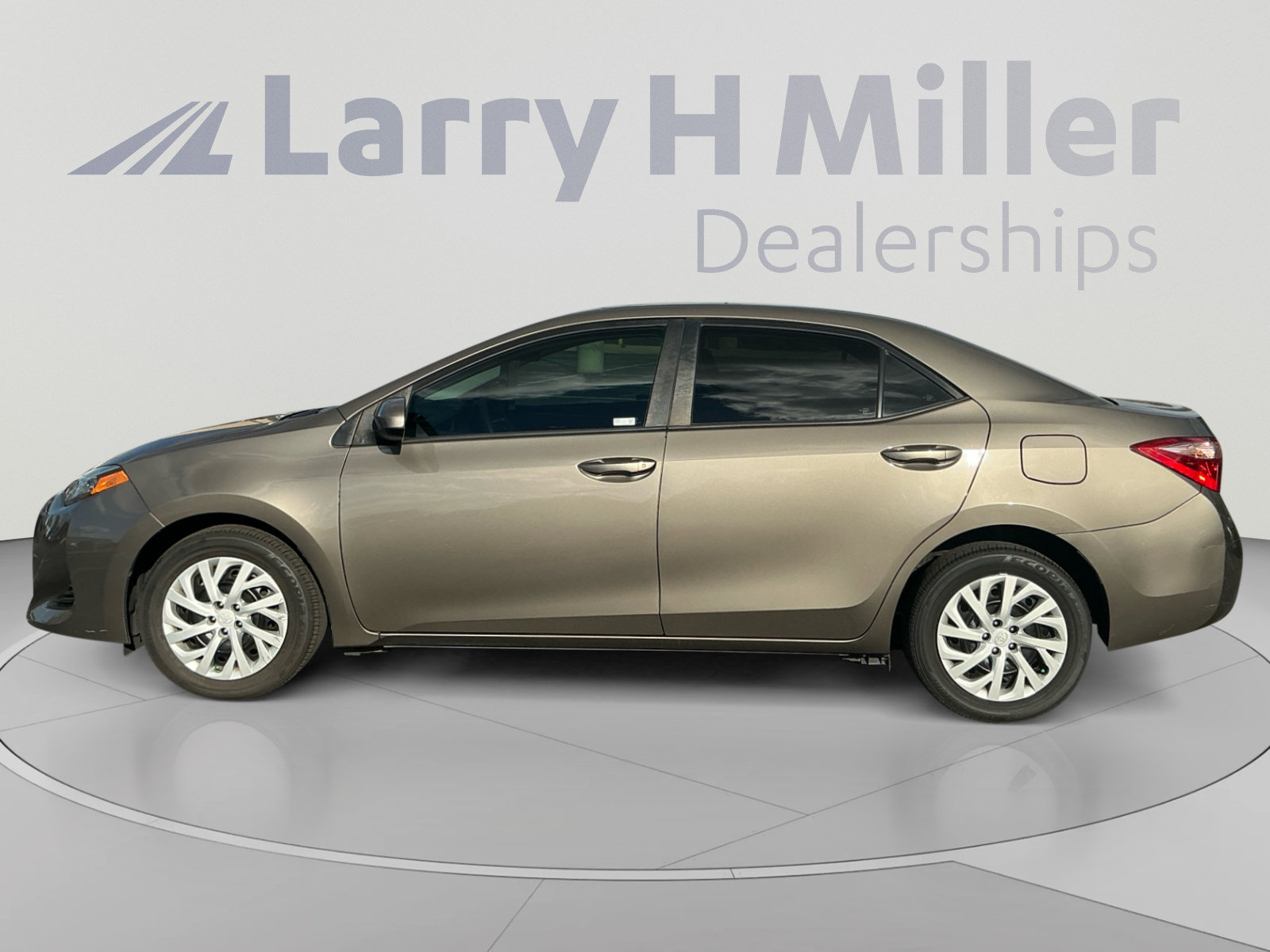 Used 2019 Toyota Corolla LE w/ Carpet Mat Package (TMS) FWD image 2