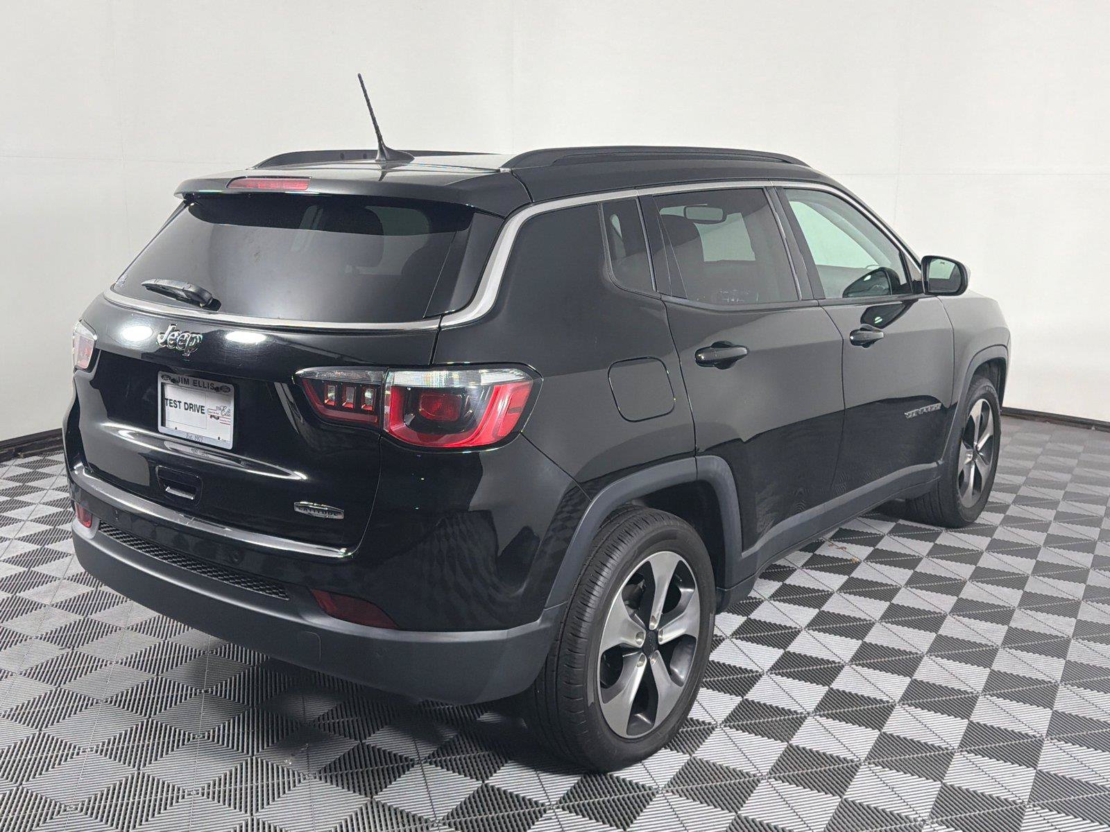 Used 2018 Jeep Compass Latitude w/ Popular Equipment Group FWD image 7