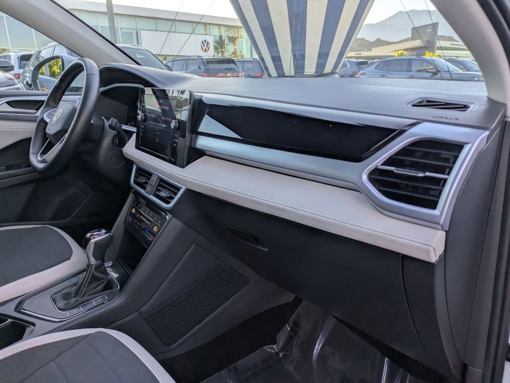 Certified 2025 Volkswagen Taos SE FWD image 21