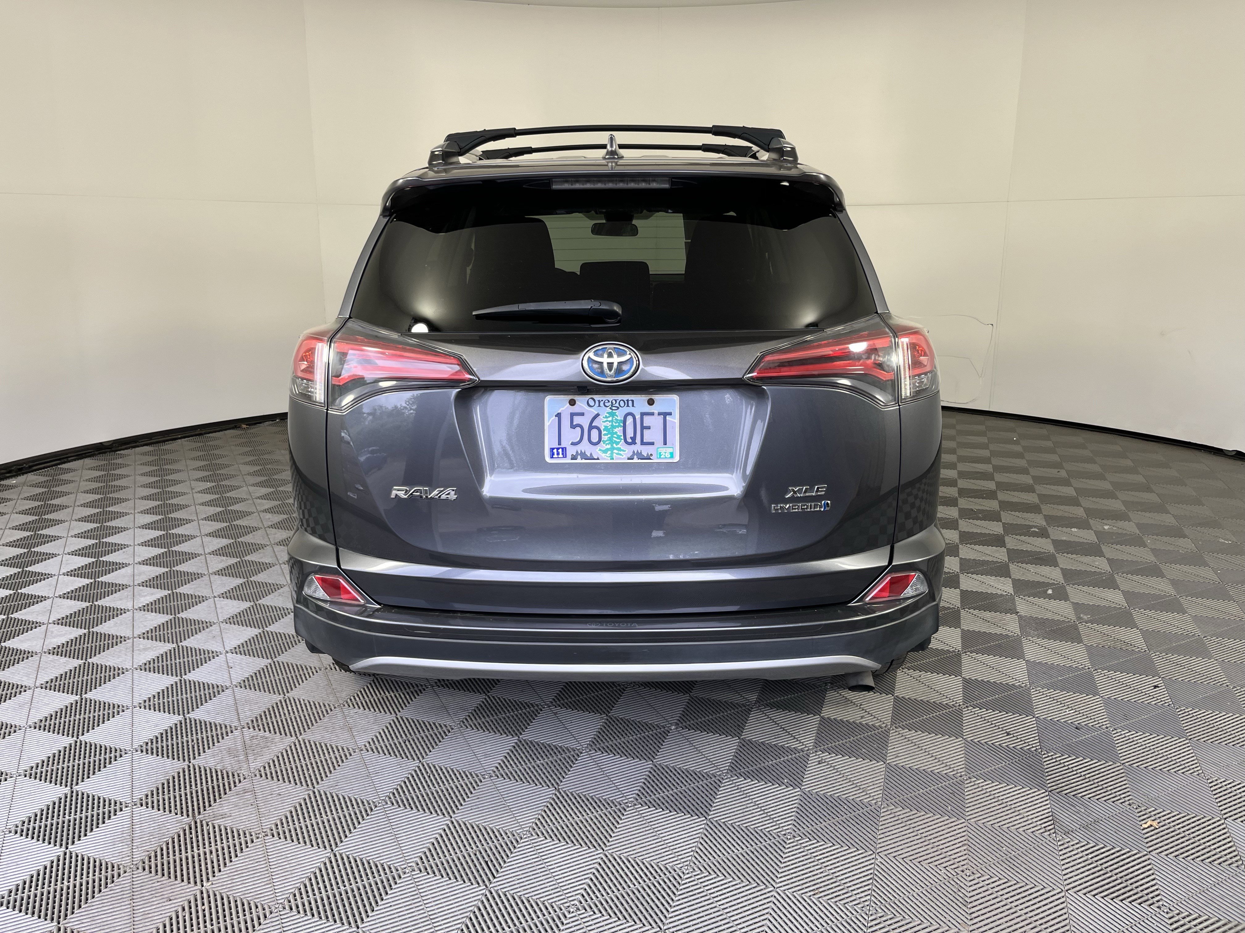 Used 2018 Toyota RAV4 XLE AWD/4WD image 4
