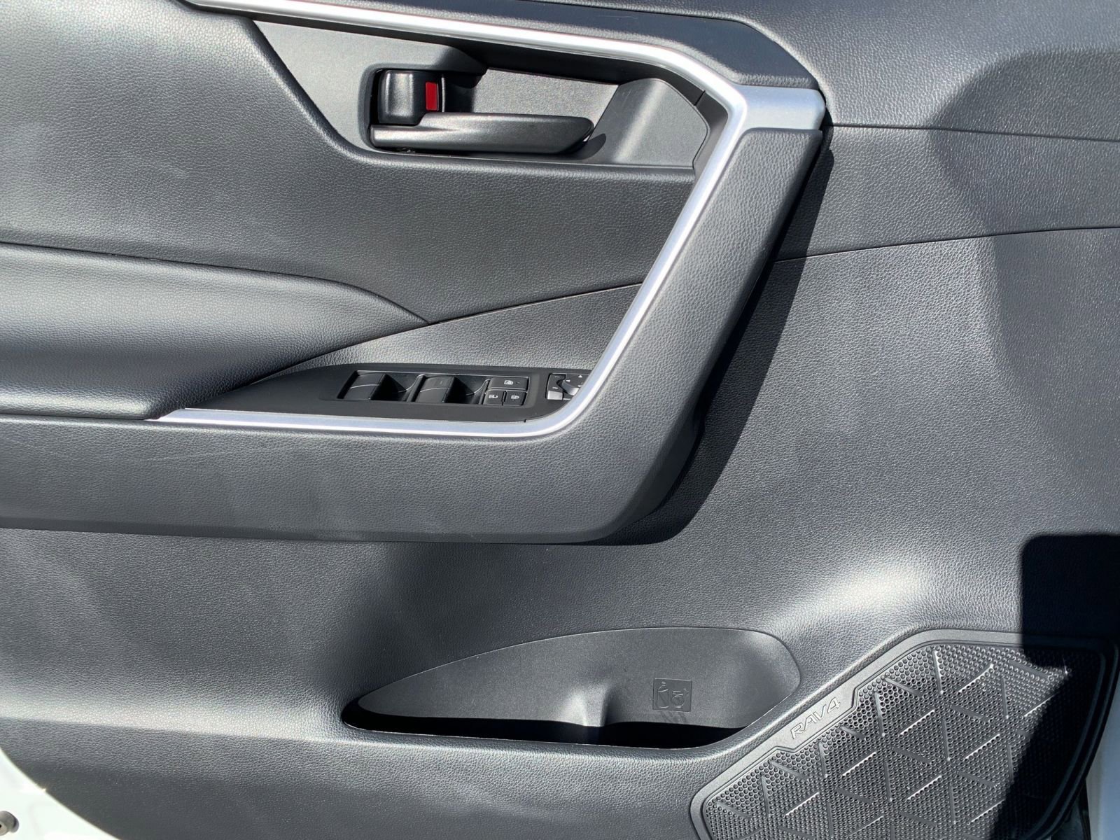 Used 2025 Toyota RAV4 LE image 20