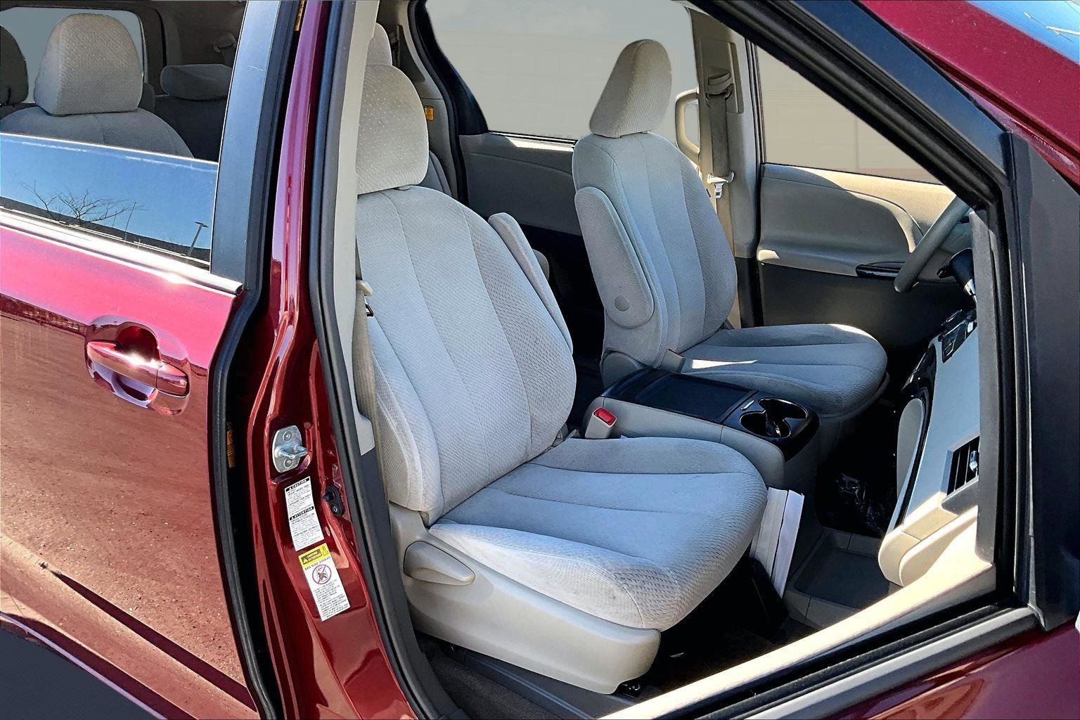 Used 2013 Toyota Sienna LE w/ Towing Pkg image 7