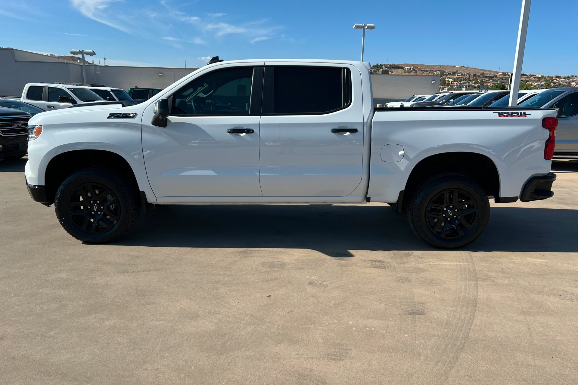 Used 2025 Chevrolet Silverado 1500 LT Trail Boss w/ Convenience Package II AWD/4WD image 2