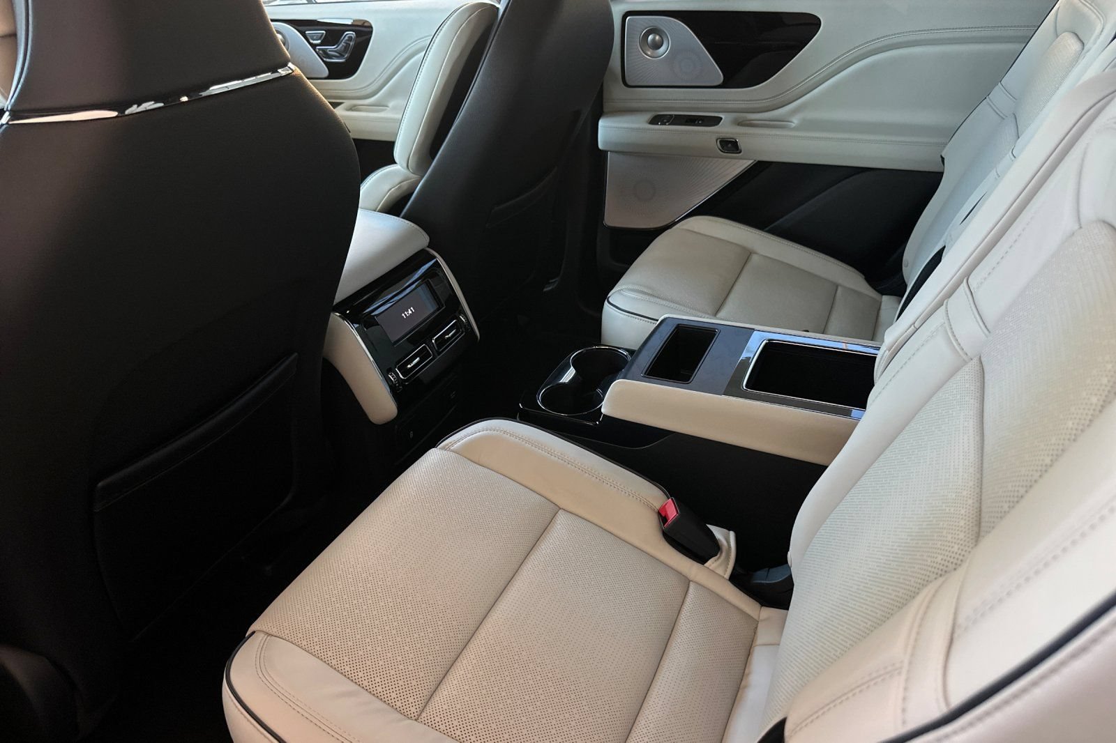New 2026 Lincoln Aviator Black Label w/ Jet Appearance Package AWD/4WD image 11