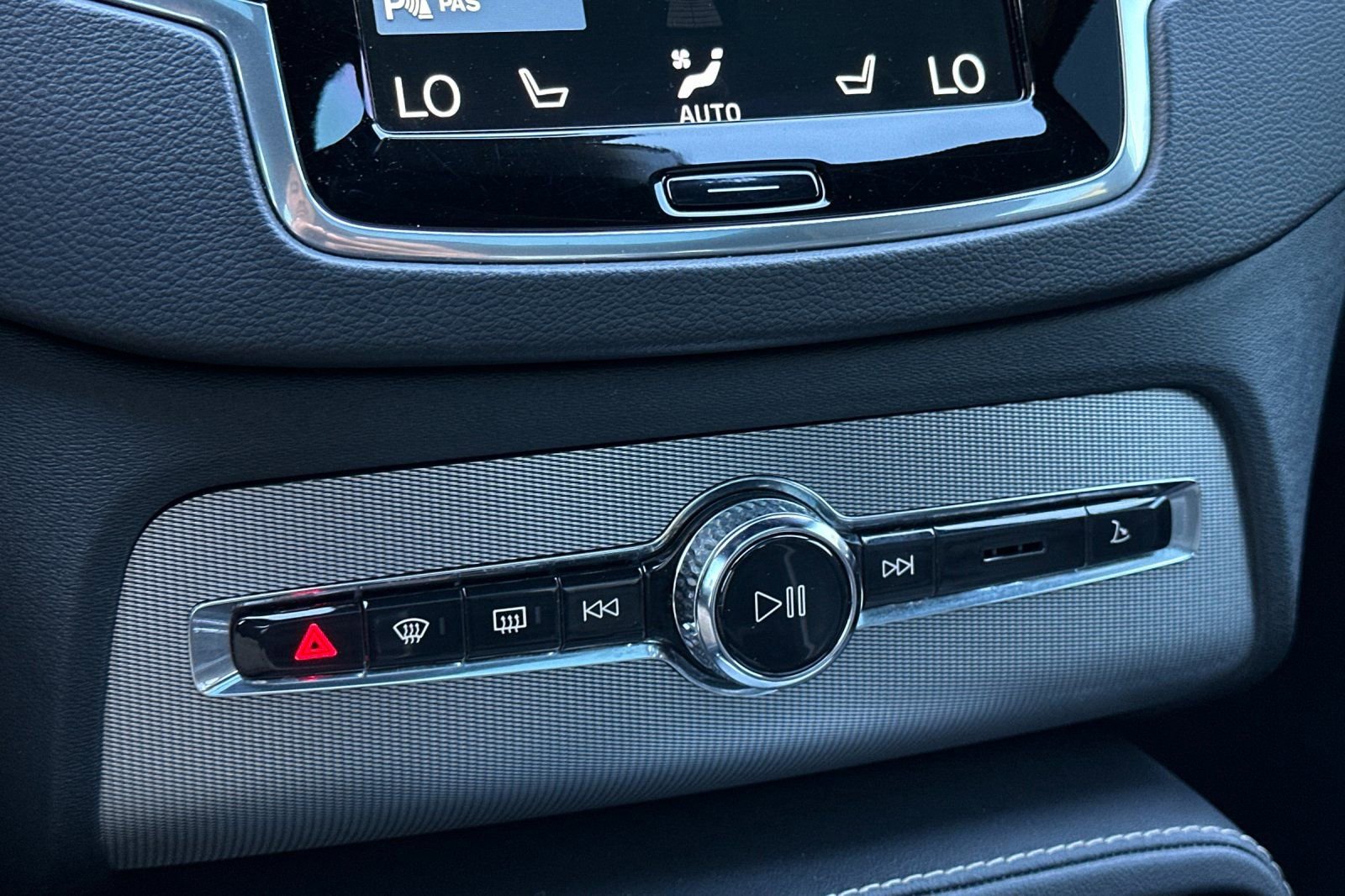 Used 2022 Volvo XC90 T8 R-Design w/ Advanced Package image 22