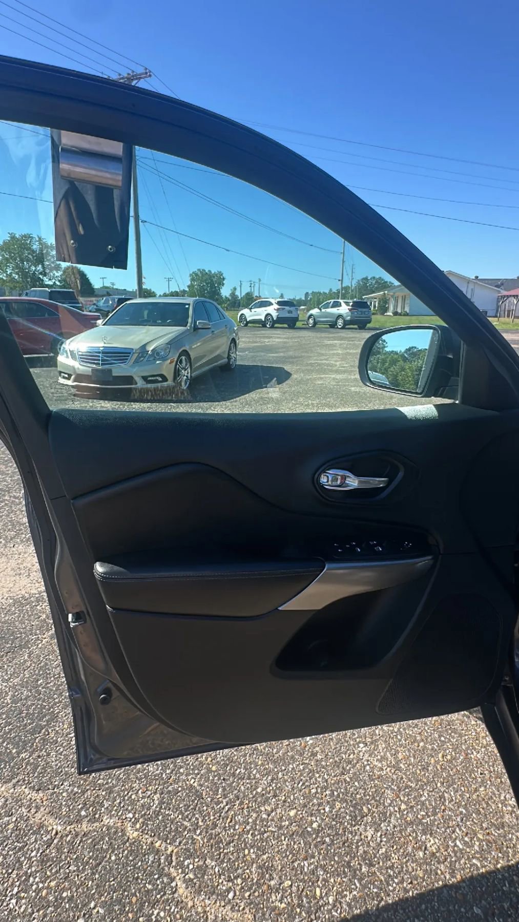 Used 2019 Jeep Cherokee Latitude Plus w/ Cold Weather Group AWD/4WD image 10
