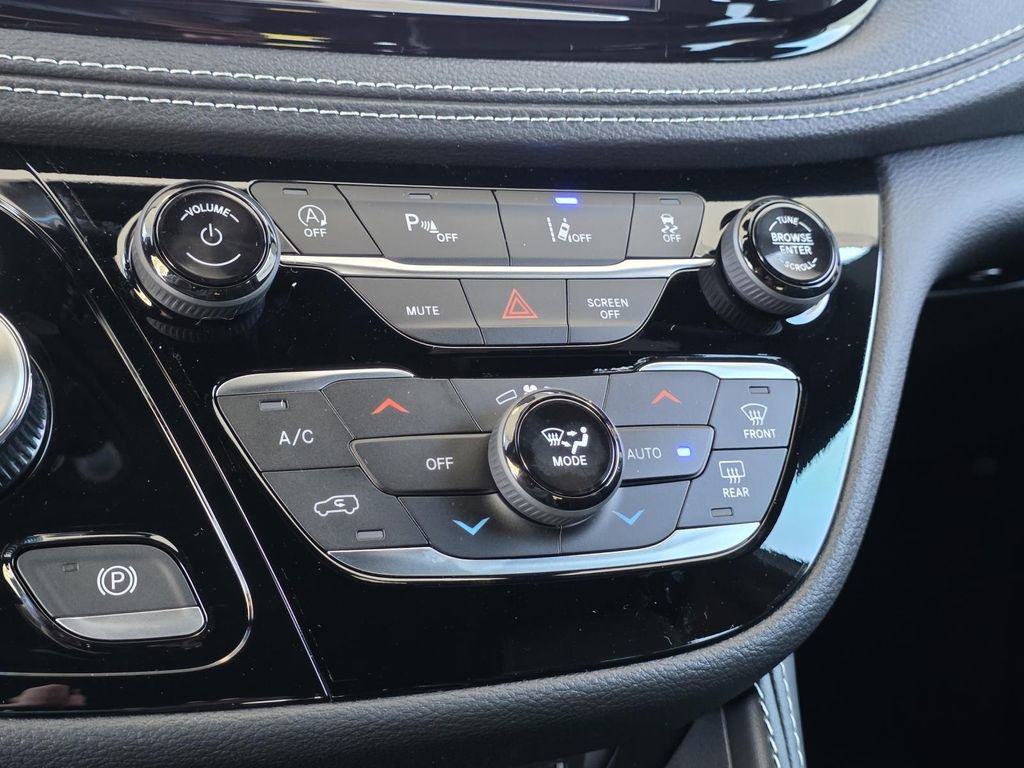 New 2026 Chrysler Pacifica Limited w/ Uconnect Theater Family Group image 34