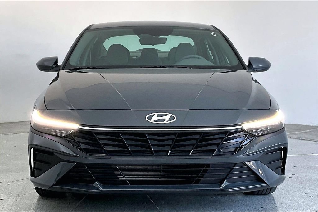 Used 2026 Hyundai Elantra SE FWD image 3