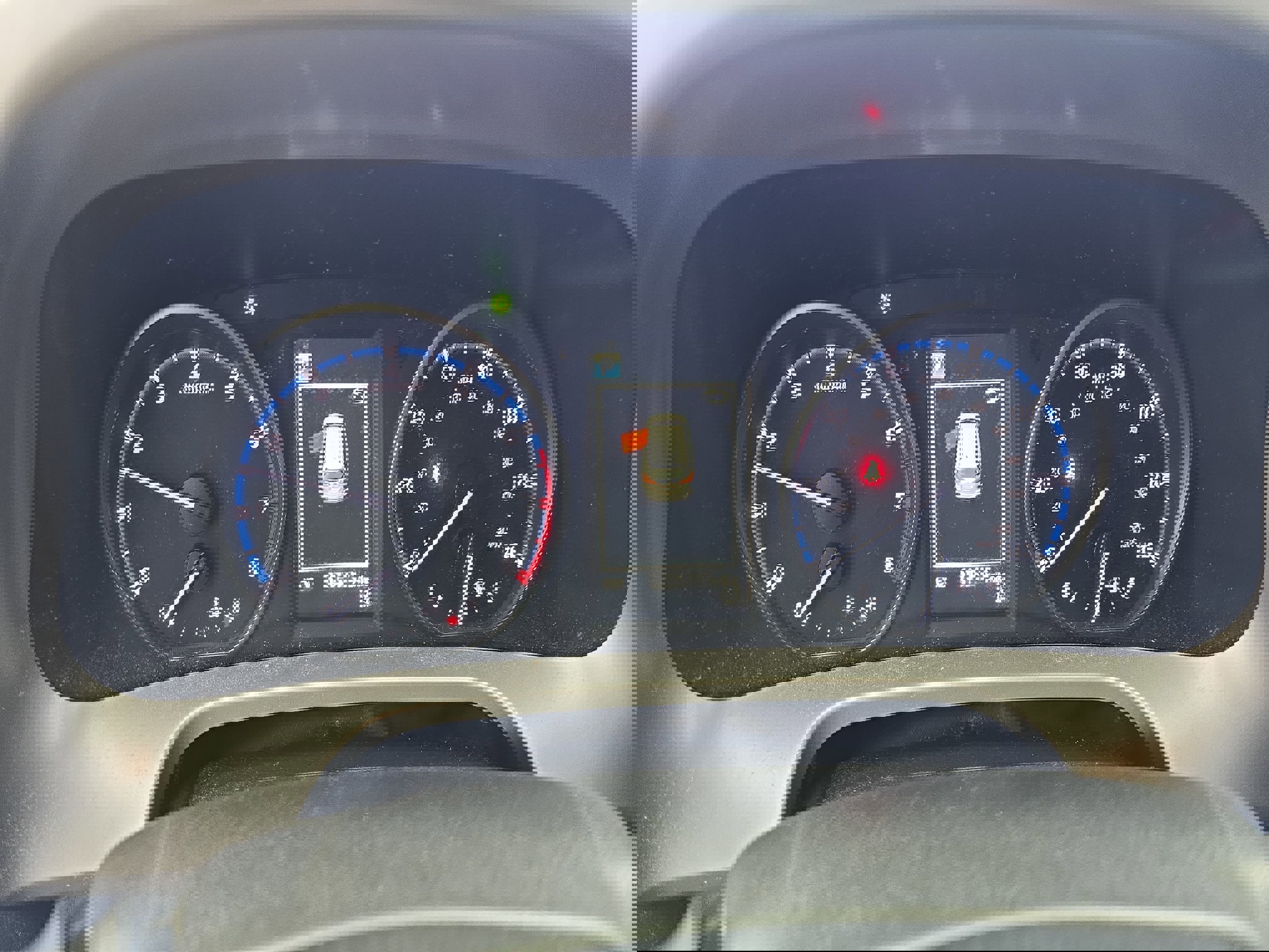 Used 2018 Toyota RAV4 LE image 18