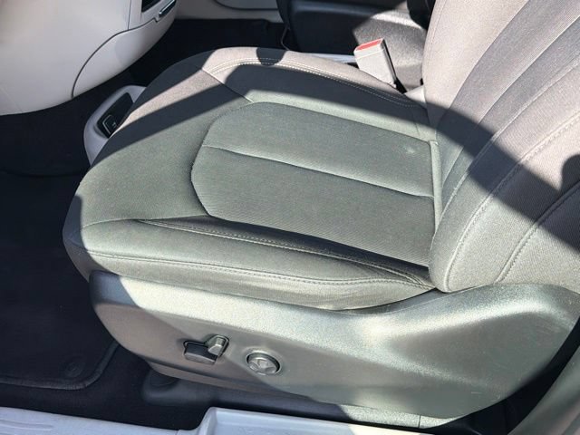 Used 2023 Chrysler Voyager LX FWD image 23