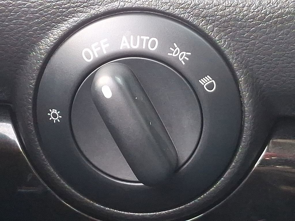 Used 2021 Nissan Titan SV w/ SV Convenience Package image 25