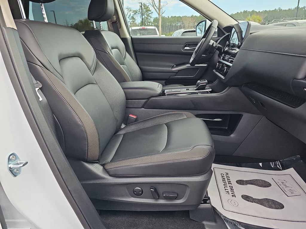 Used 2025 Nissan Pathfinder SL w/ SL Premium Package image 13