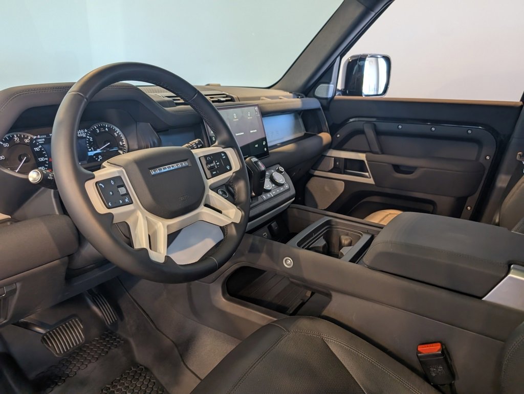 Used 2023 Land Rover Defender 130 SE image 15