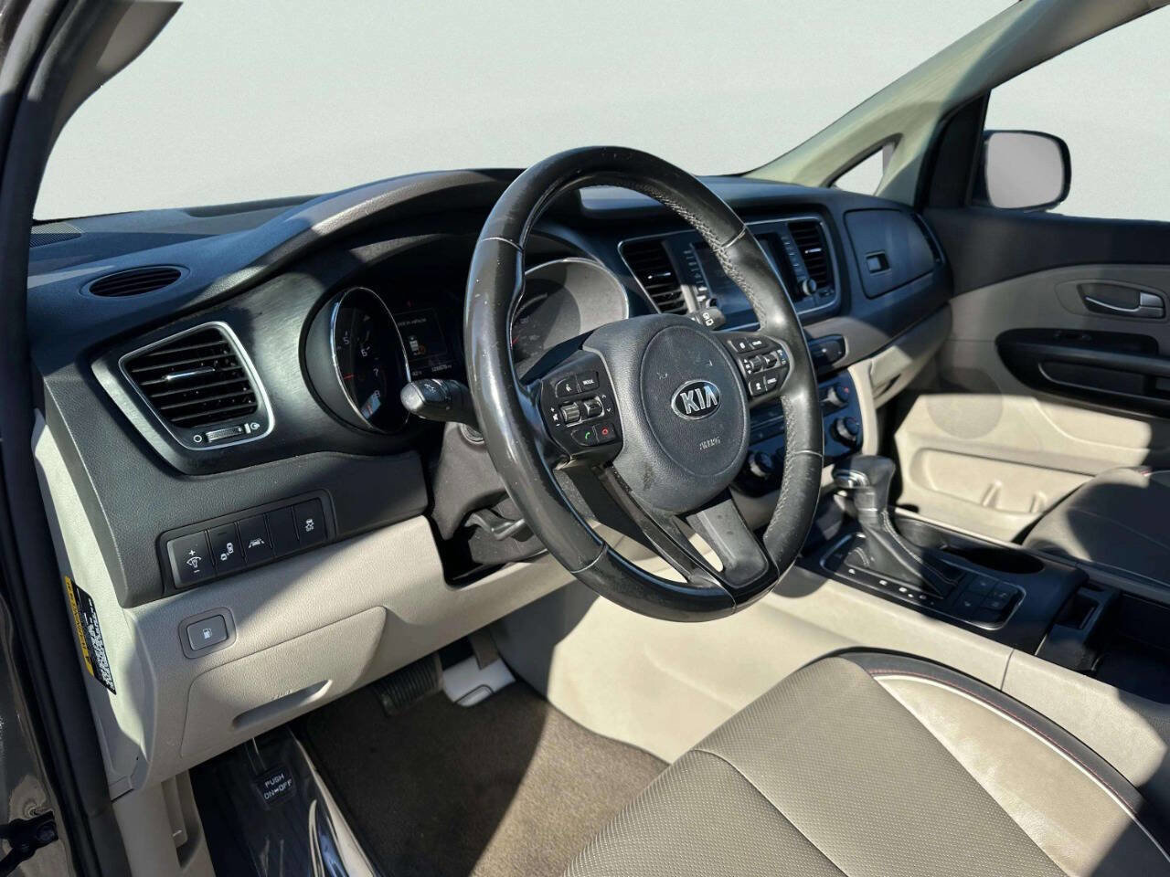 Used 2017 Kia Sedona LX w/ LX Essentials Premium Package image 14