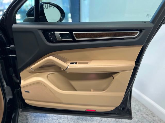 Used 2023 Porsche Cayenne Platinum Edition image 34
