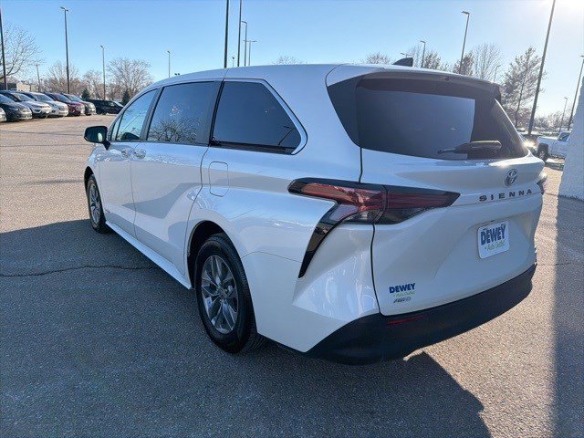 Used 2021 Toyota Sienna XLE image 3