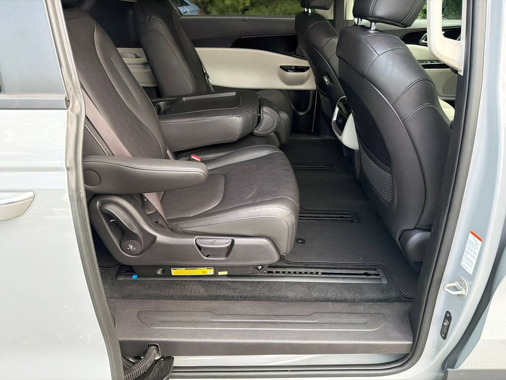 Used 2024 Kia Carnival EX FWD image 15