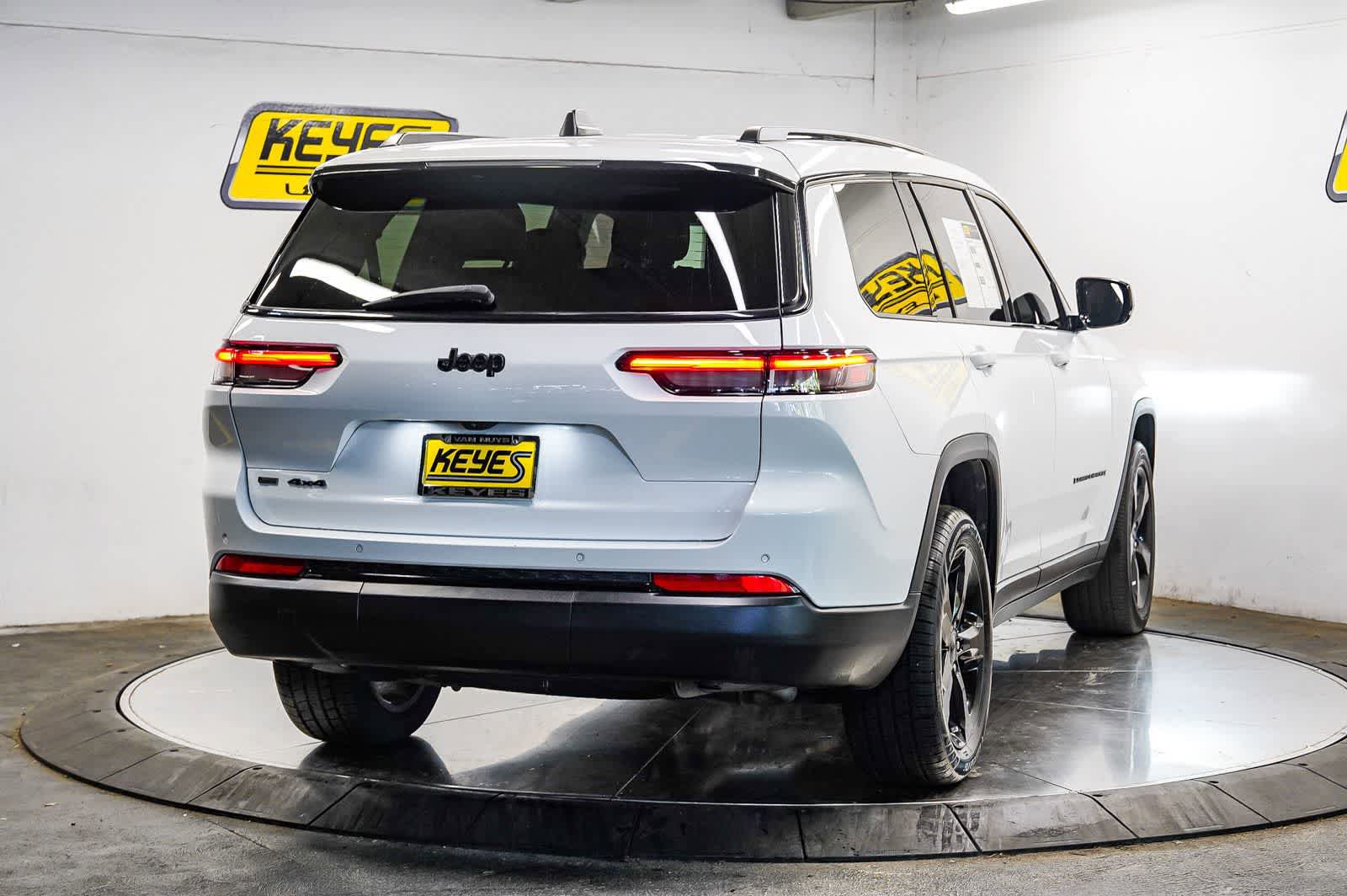 Used 2021 Jeep Grand Cherokee L Laredo AWD/4WD image 4
