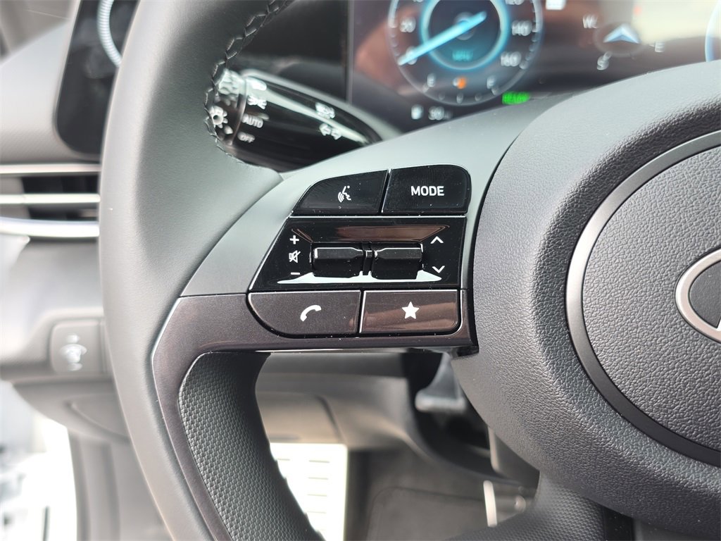 New 2025 Hyundai Elantra SEL image 25