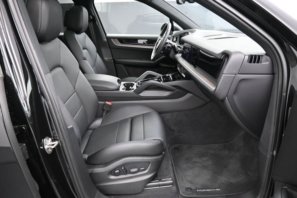 Certified 2025 Porsche Cayenne AWD/4WD image 26