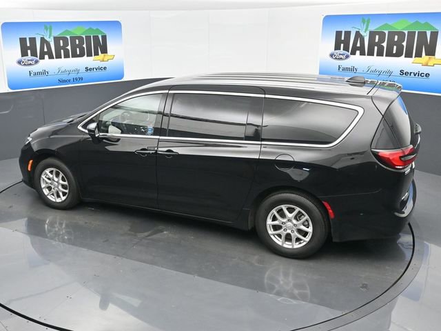 Used 2025 Chrysler Pacifica Select image 25