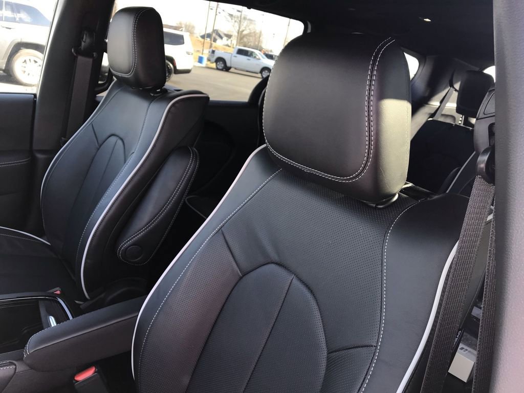 New 2026 Chrysler Pacifica Limited w/ Uconnect Theater Family Group FWD image 11