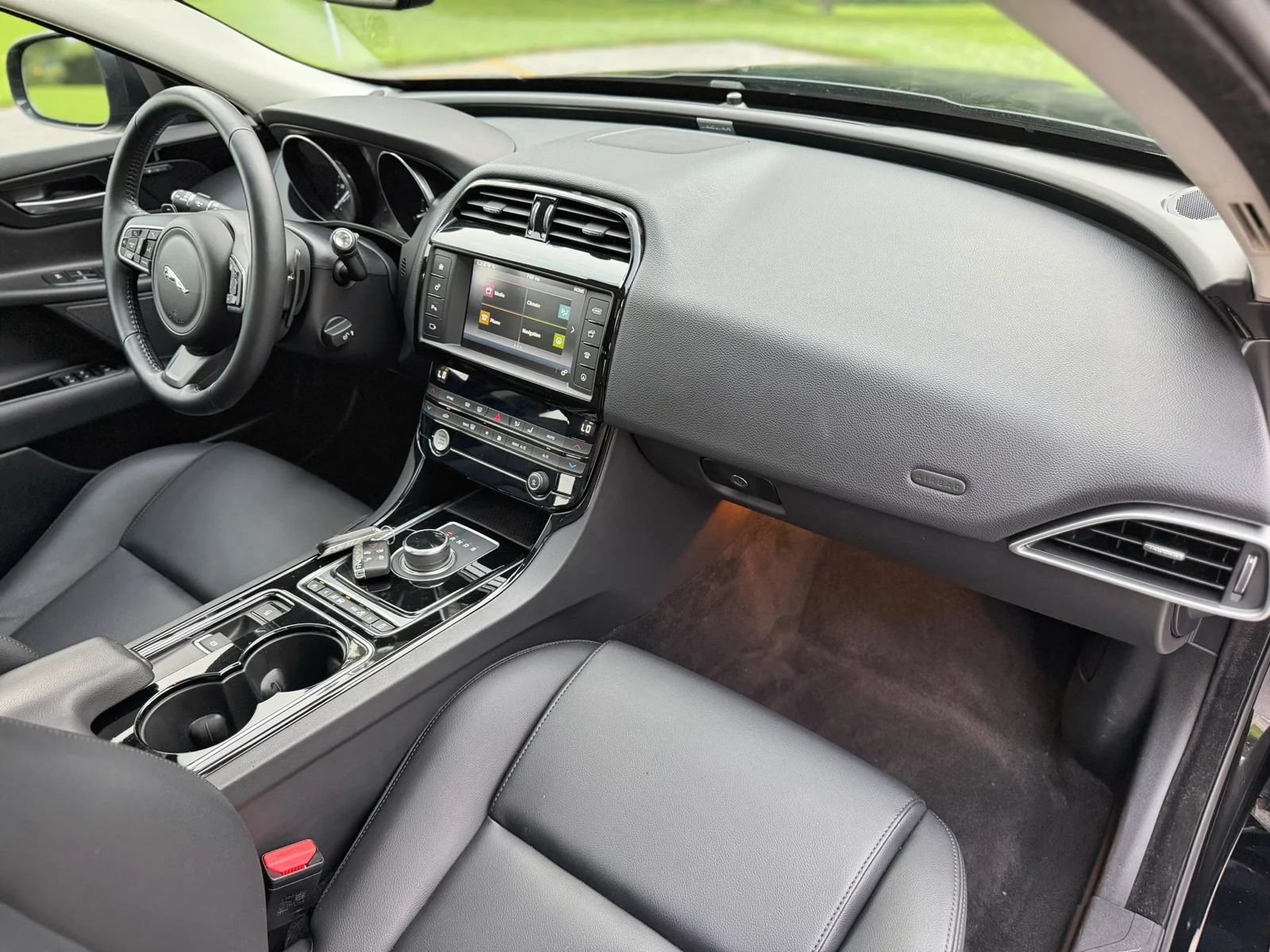 Used 2017 Jaguar XE Premium AWD/4WD image 38